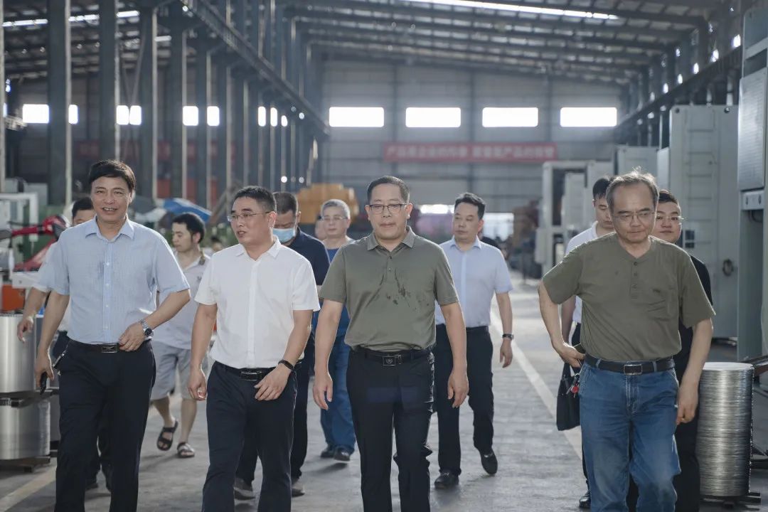 衡東縣縣委副書記、縣長對朝陽集團自動化生產線進行視察